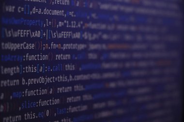 Siyah arka planda programlama kodu. Vurgulanmış betik ve fonksiyonları ile HTML ve javascript kodu.