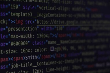 Web sitesi HTML kodu mavi arkaplanda tarayıcı görünümünde. Yazılım geliştirici programlama kodu.