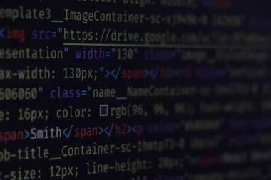 Programcı tarafından yazılım geliştirme. Soyut bilgisayar kodları. Yazılım geliştiricisinin kod ekranı programlanıyor
