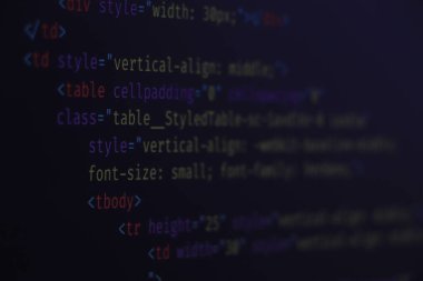 Programcı tarafından yazılım geliştirme. Soyut bilgisayar kodları. Yazılım geliştiricisinin kod ekranı programlanıyor