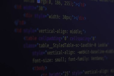 Bilgisayar betiği daktilo işi. HTML kodunun yeni satırlarını yazan programcı. Java Betiği, CSS ve HTML kodlarının kapatılması. Kodlama hacker konsepti. Yazılım kaynak kodu.
