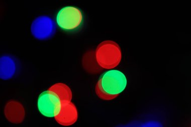 Bulanık siyah arkaplan üzerindeki ışık