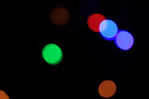 Koyu Arka Plan Üzerinde Renkli Işıklar — Stok fotoğraf
