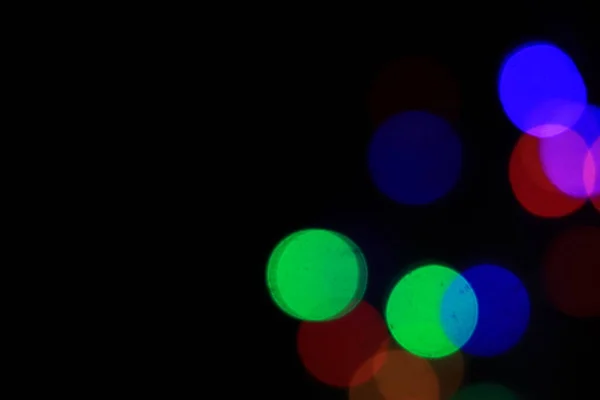 概要濃い青のグラデーションピンクのパープルの背景のテクスチャで 輝きのあるボケ円と光る円形のライトが輝きます ボケ味の美しい背景光の効果 — ストック写真