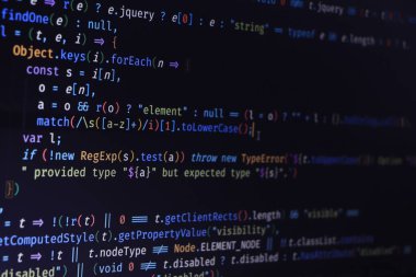 Yazılım kaynak kodu. Programlama kodu. Bilgisayar ekranında programlama kodu. Ofiste program kodları üzerinde çalışan geliştirici. Kaynak kodu fotoğrafı. Teknoloji geçmişi