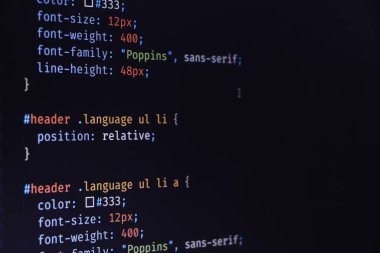 bilgisayar monitöründe görüntülenen web sayfasının kod