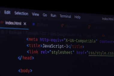 bilgisayar monitöründe görüntülenen web sayfasının kod