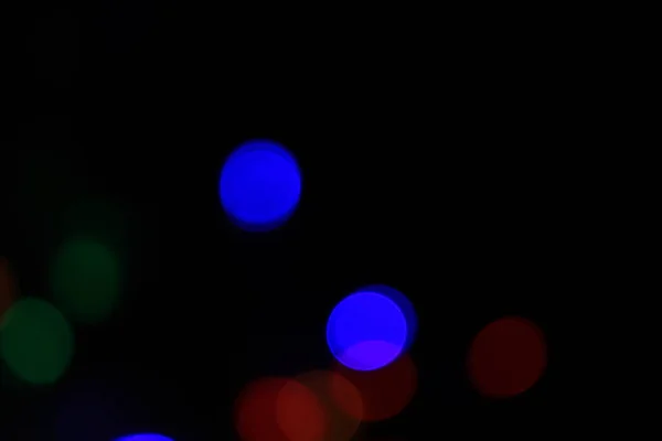 추상적으로 파란색 은색의 전구등 반짝이는 배경을 흐릿하게 크리스마스 장식의 Concept — 스톡 사진