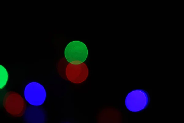 青と銀の輝く輝き電球の抽象的なぼやけ背景 クリスマスの壁紙の装飾のコンセプトのぼかし クリスマスの休日の祭りの背景 輝き円が点灯お祝い表示 — ストック写真