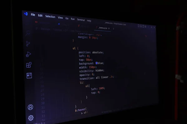 软件源代码 编程代码 在电脑屏幕上编程代码 开发人员在办公室编写程序代码 源代码照片 技术背景 — 图库照片