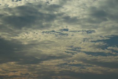 Küçük bulutlu mavi gökyüzü arkaplanı