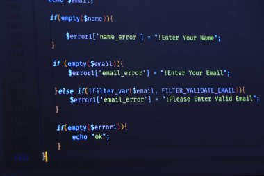 Yazılım kaynak kodu. Programlama kodu. Bilgisayar ekranında programlama kodu.