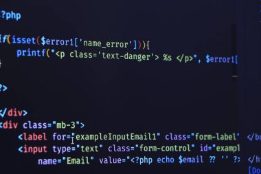 Programcı tarafından yazılım geliştirme. Soyut bilgisayar kodları. Yazılım geliştiricisinin kod ekranı programlanıyor