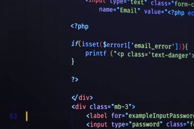 Dizüstü bilgisayarda HTML kodu, Python kod bilgisayar ekranı,