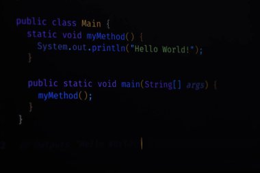 Ofiste program kodları üzerinde çalışan geliştirici. Kaynak kodu fotoğrafı. Teknoloji geçmişi.