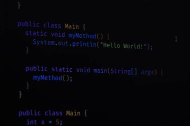 Yazılım kaynak kodu. Programlama kodu. Bilgisayar ekranında programlama kodu.