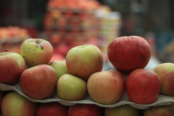 Kırmızı elma arka planı, taze elma meyveleri, doğal besin dokusu.