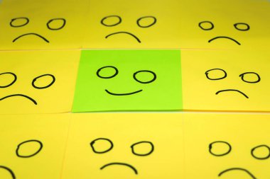 birden fazla yüzleri ve bir gülümseme ile öne çıkan küçük ofis notları ile olumlu bir tutum için kavram