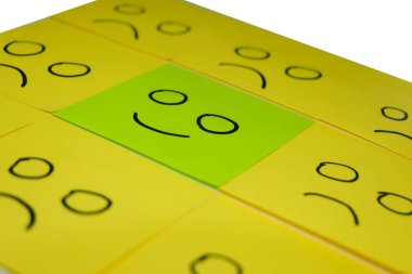 birden fazla yüzleri ve bir gülümseme ile öne çıkan küçük ofis notları ile olumlu bir tutum için kavram