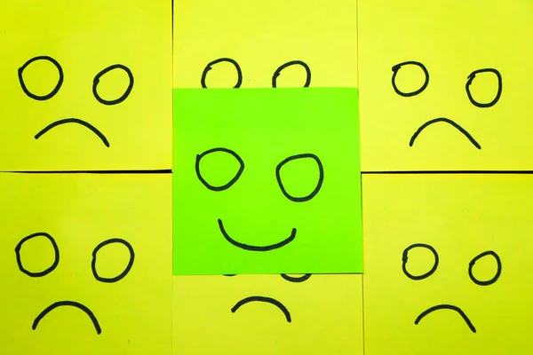 感情の概念 付箋の背景 緑の付箋は黄色の付箋の中にある — ストック写真