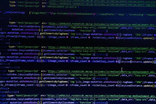 Programcı tarafından yazılım geliştirme. Soyut bilgisayar kodları. Yazılım geliştiricisinin kod ekranı programlanıyor