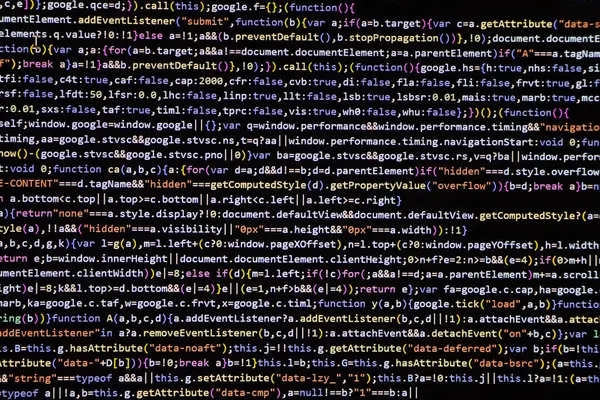 Yazılım kaynak kodu. Programlama kodu. Bilgisayar ekranında programlama kodu. Ofiste program kodları üzerinde çalışan geliştirici. Kaynak kodu