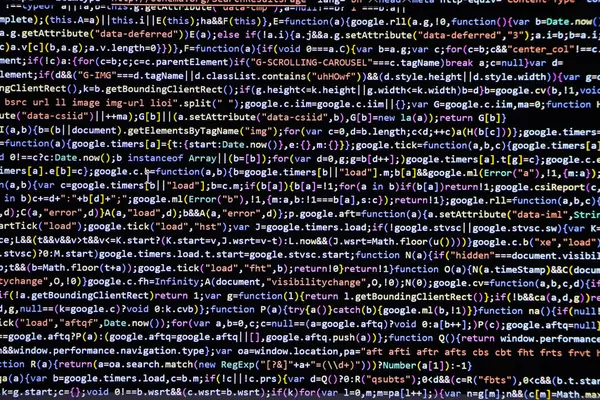 Yazılım kaynak kodu. Programlama kodu. Bilgisayar ekranında programlama kodu. Ofiste program kodları üzerinde çalışan geliştirici. Kaynak kodu