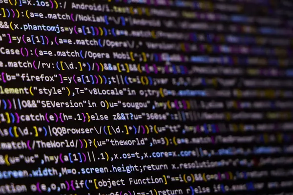 Yazılım kaynak kodu. Programlama kodu. Bilgisayar ekranında programlama kodu. Ofiste program kodları üzerinde çalışan geliştirici. Kaynak kodu