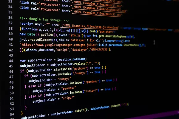 Yazılım kaynak kodu. Programlama kodu. Bilgisayar ekranında programlama kodu. Ofiste program kodları üzerinde çalışan geliştirici. Kaynak kodu fotoğrafı. Teknoloji geçmişi