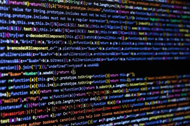 Yazılım kaynak kodu. Programlama kodu. Bilgisayar ekranında programlama kodu. Ofiste program kodları üzerinde çalışan geliştirici. Kaynak kodu fotoğrafı. Teknoloji geçmişi
