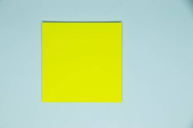 Soyut arkaplan ile Boş Sarı Yapışkan Not