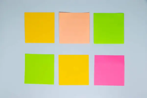 Birçok boş kare kağıt çok renkli yapışkan notlar beyaz üzerine izole edilmiş, kapat