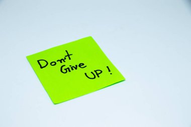 Kişisel gelişim için motive edici kelimeler, pes etmeyin, yapışkan notlar üzerine ilham verici el yazısı.