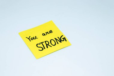 Kişisel gelişim için motive edici kelimeler, sen güçlü, ilham verici yapışkan notlardaki el yazısısın.