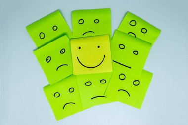 birden fazla yüzleri ve bir gülümseme ile öne çıkan küçük ofis notları ile olumlu bir tutum için kavram