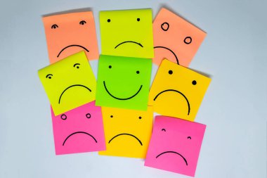 birden fazla yüzleri ve bir gülümseme ile öne çıkan küçük ofis notları ile olumlu bir tutum için kavram