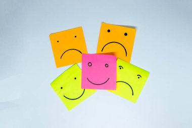 birden fazla yüzleri ve bir gülümseme ile öne çıkan küçük ofis notları ile olumlu bir tutum için kavram