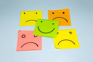 birden fazla yüzleri ve bir gülümseme ile öne çıkan küçük ofis notları ile olumlu bir tutum için kavram