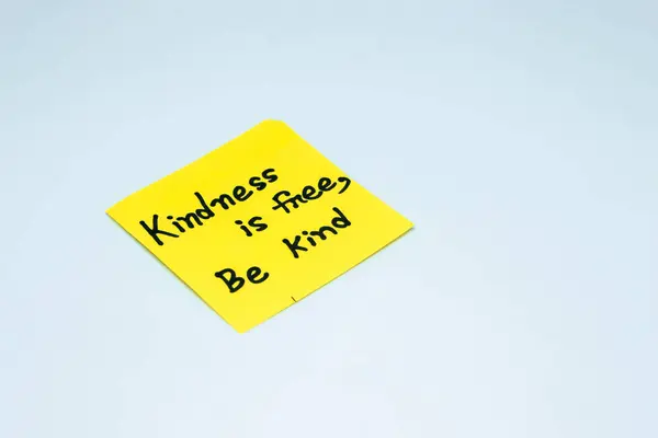 Kibarlık hakkında kişisel gelişim için motive edici kelimeler, yapışkan notlar üzerine ilham verici el yazısı