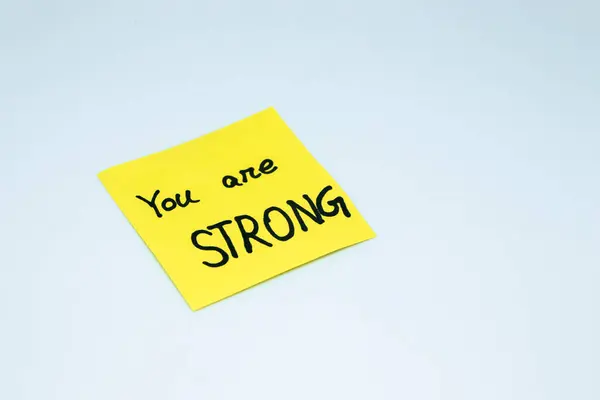 Kişisel gelişim için motive edici kelimeler, sen güçlü, ilham verici yapışkan notlardaki el yazısısın.