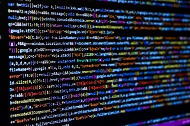 Yazılım kaynak kodu. Programlama kodu. Bilgisayar ekranında programlama kodu. Ofiste program kodları üzerinde çalışan geliştirici. Kaynak kodu fotoğrafı. Teknoloji geçmişi