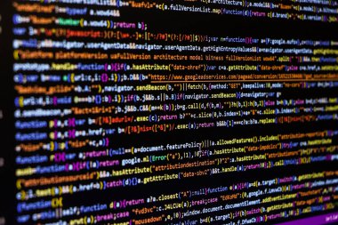 Yazılım kaynak kodu. Programlama kodu. Bilgisayar ekranında programlama kodu. Ofiste program kodları üzerinde çalışan geliştirici. Kaynak kodu fotoğrafı. Teknoloji geçmişi