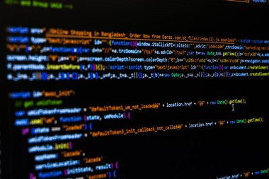Yazılım kaynak kodu. Programlama kodu. Bilgisayar ekranında programlama kodu. Ofiste program kodları üzerinde çalışan geliştirici. Kaynak kodu fotoğrafı. Teknoloji geçmişi