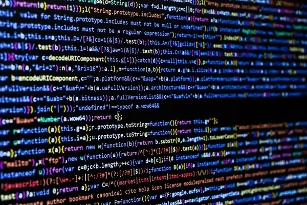 Yazılım kaynak kodu. Programlama kodu. Bilgisayar ekranında programlama kodu. Ofiste program kodları üzerinde çalışan geliştirici. Kaynak kodu fotoğrafı. Teknoloji geçmişi