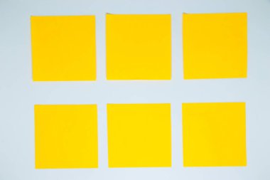 İş ya da eğitim konsepti. Beyaz arkaplanda izole edilmiş yapışkan notlar