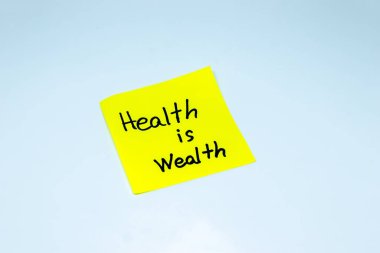 Pozitif pozitiflik kavramı. Beyaz arkaplandaki notlar için farklı renk kağıtlarının ifadeleri. El yazısı metinle motivasyon kavramı.