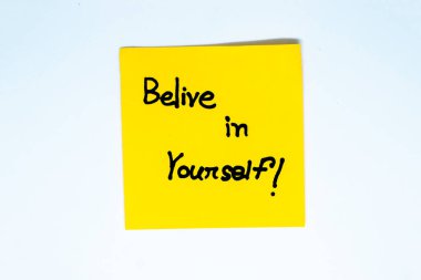 Pozitif pozitiflik kavramı. Beyaz arkaplandaki notlar için farklı renk kağıtlarının ifadeleri. El yazısı metinle motivasyon kavramı.