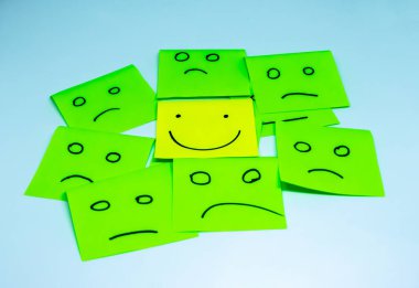 birden fazla yüzleri ve bir gülümseme ile öne çıkan küçük ofis notları ile olumlu bir tutum için kavram
