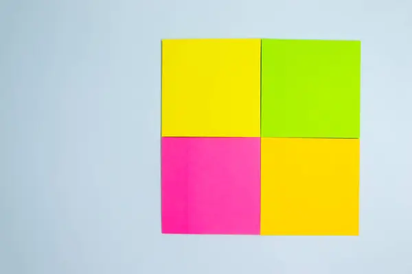 Boş yapışkan gönderi beyaz arkaplana izole edilmiş notlar