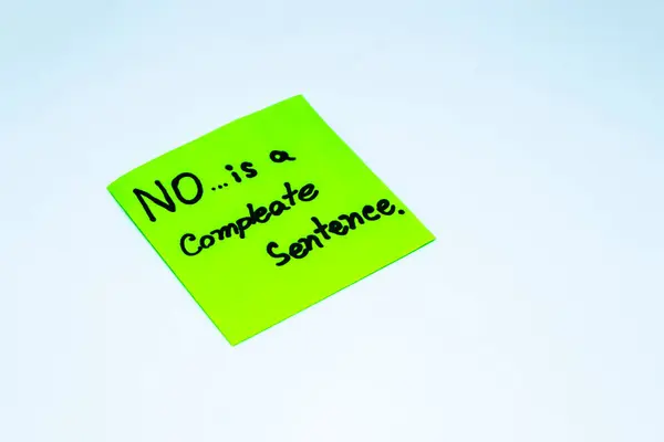 Pozitif pozitiflik kavramı. Beyaz arkaplandaki notlar için farklı renk kağıtlarının ifadeleri. El yazısı metinle motivasyon kavramı.